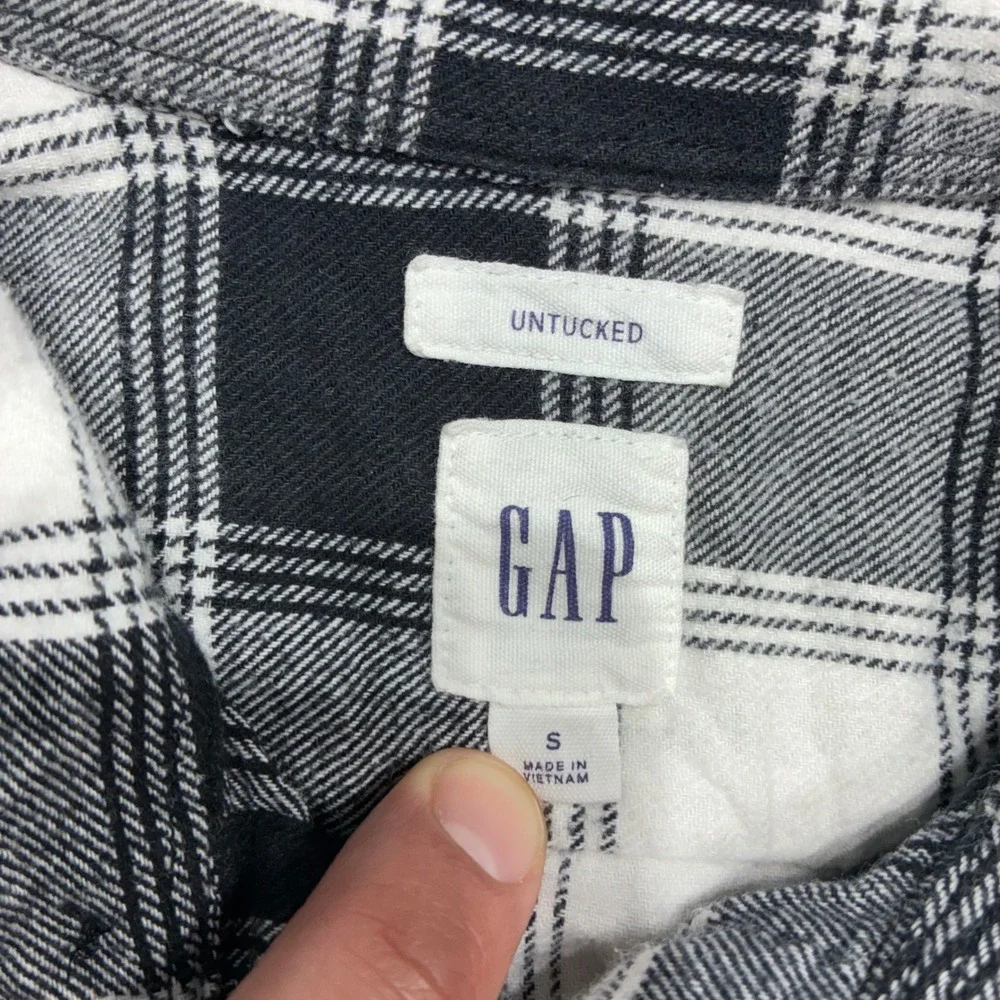 GAP Untucked Flannel Shirt Mens Small Black White Plaid Button-up Outdoor Casual